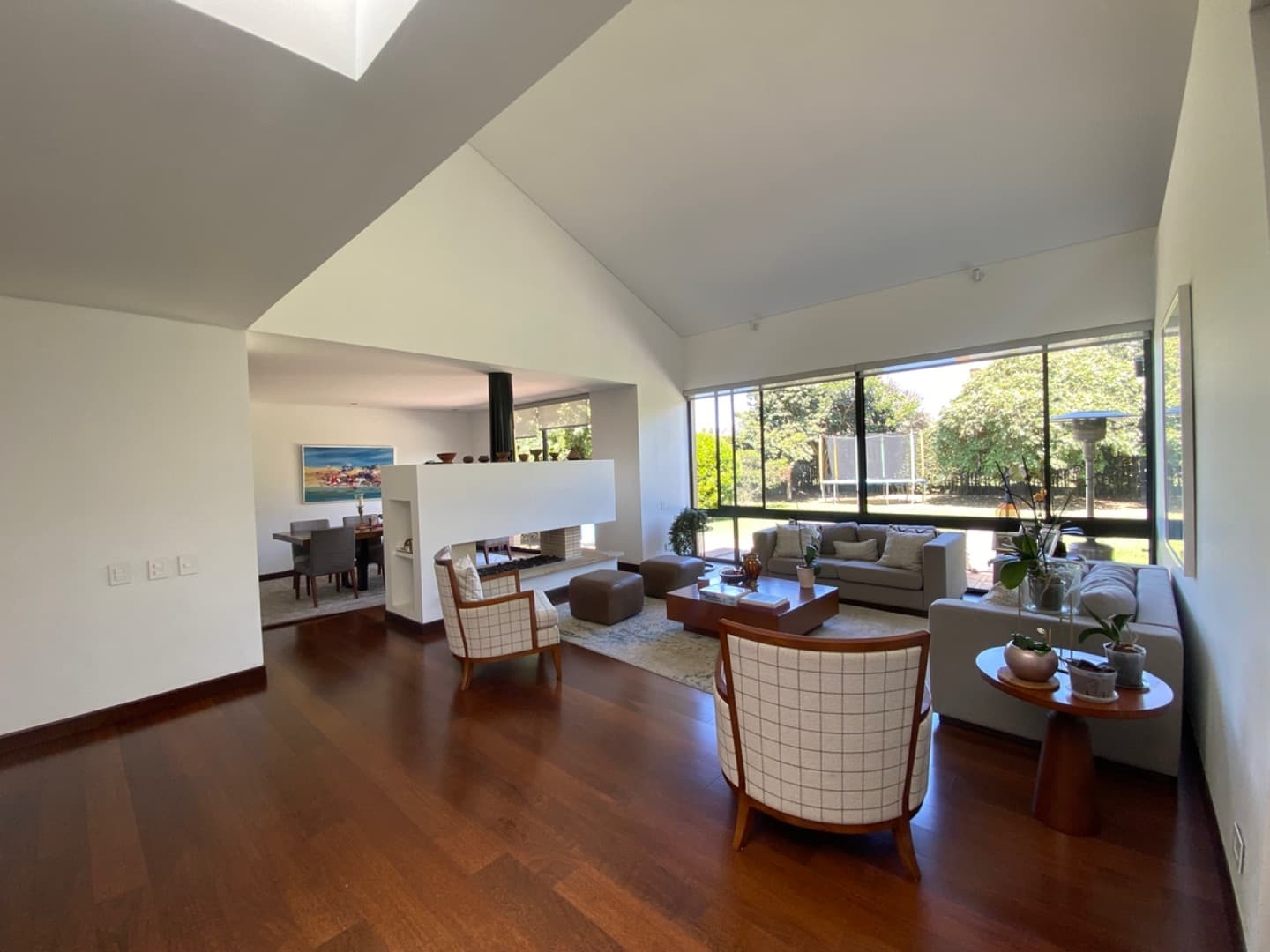 Sala amplia y luminosa de una vivienda del portafolio de Casas & Casas