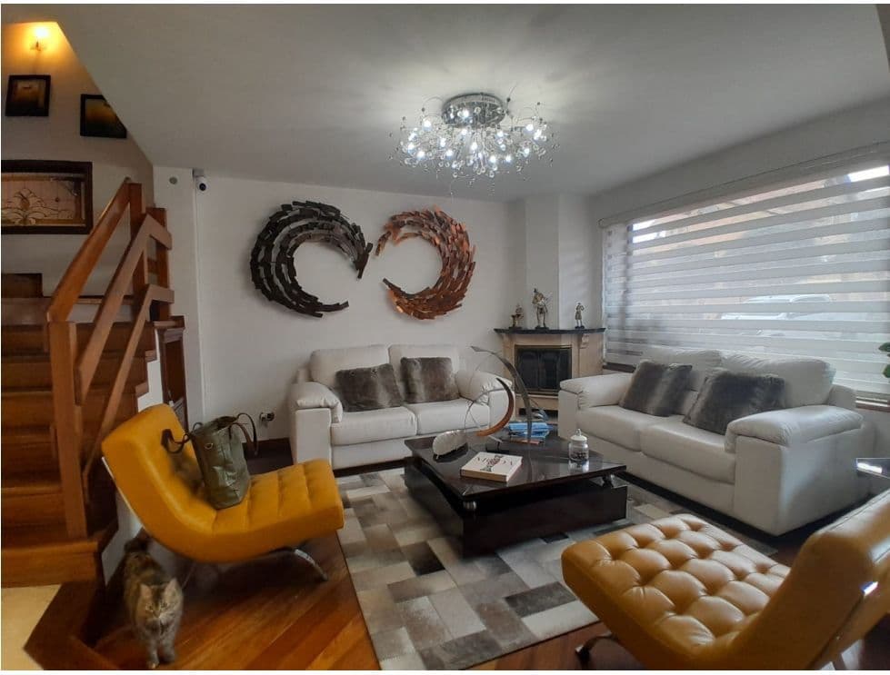 Sala habitada con mobiliario, iluminación y objetos personales