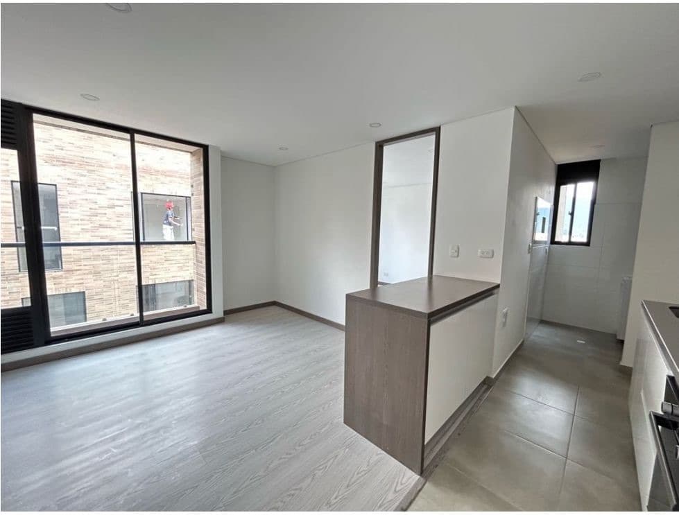 Apartamento vacío con cocina abierta listo para su entrega