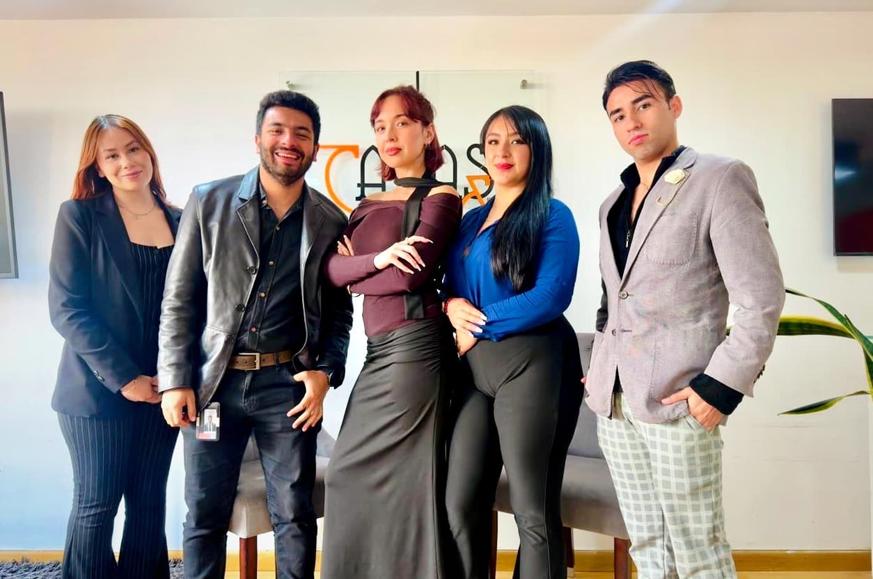 Equipo de Casas & Casas Inmobiliaria reunido en su oficina de Bogotá